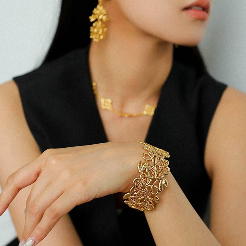 法式精致刺绣蕾丝镂空花朵宽手镯