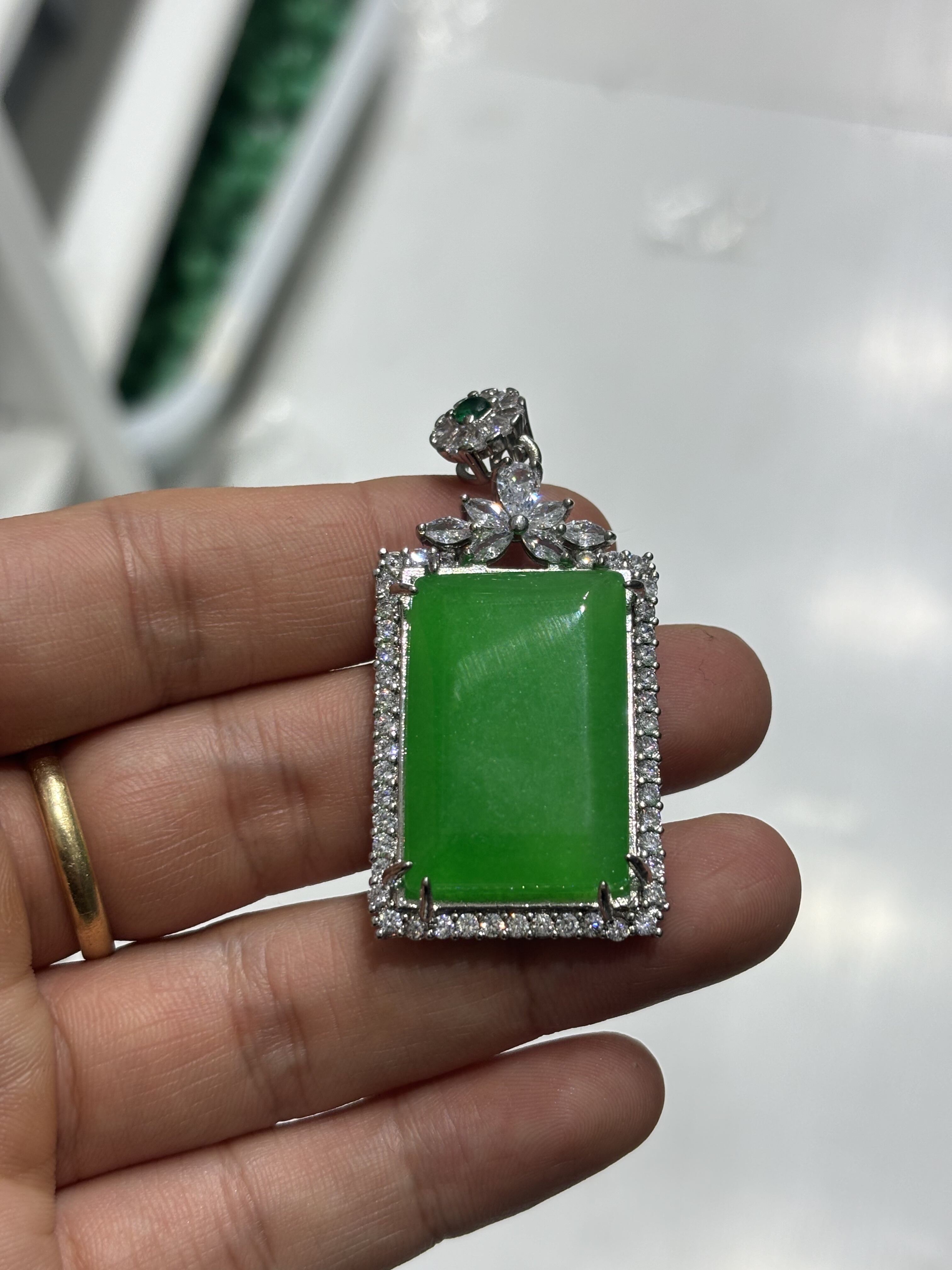 天然翡翠吊坠冰种阳绿无事牌挂件925银镶嵌时尚百搭锁骨链送礼物