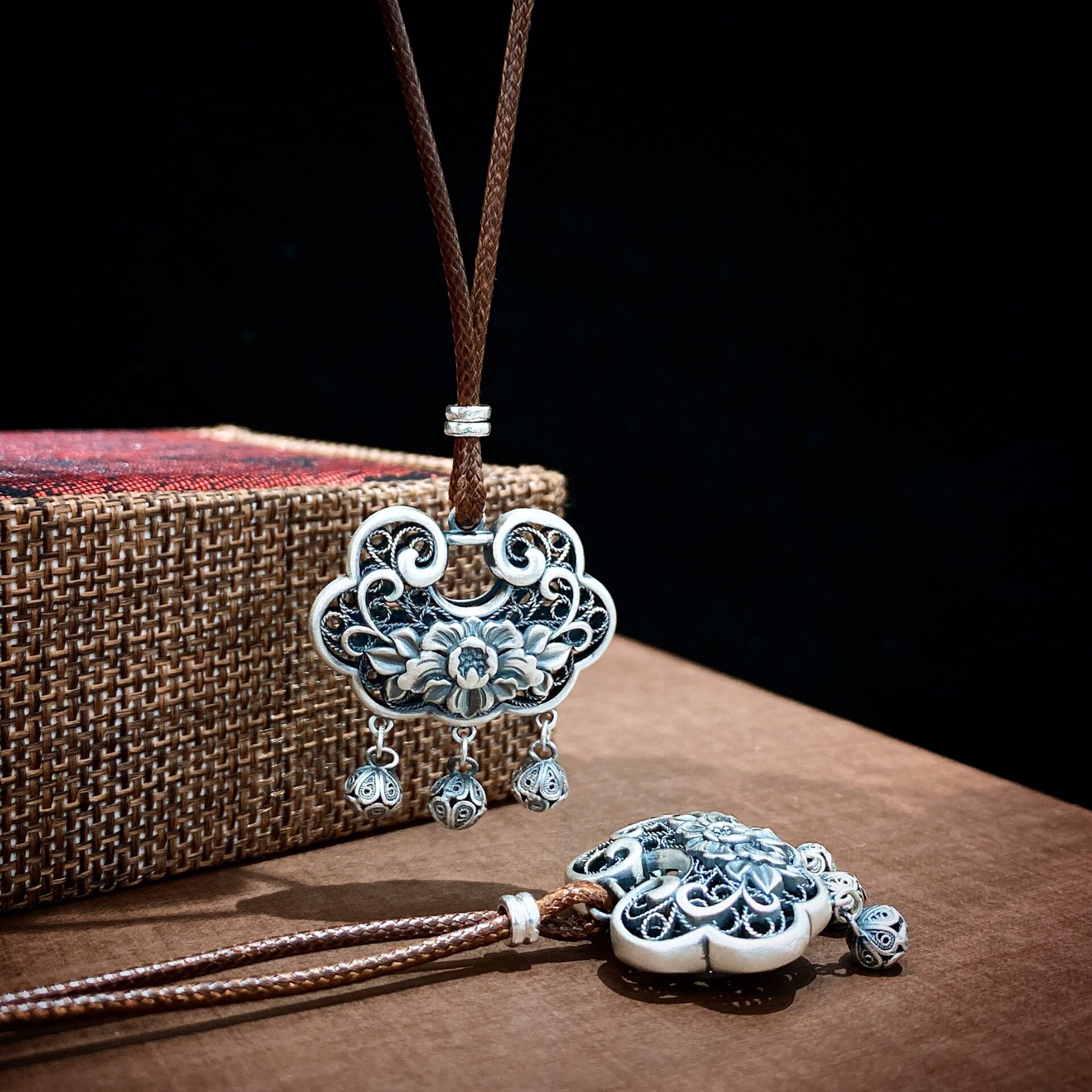 福氏足银999泰银项坠复古浮雕繁花似锦国潮流苏银锁纯银吊坠空心