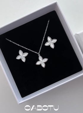 白月光四叶草项链·小众设计轻奢气质高级新中式立体感吊坠毛衣链