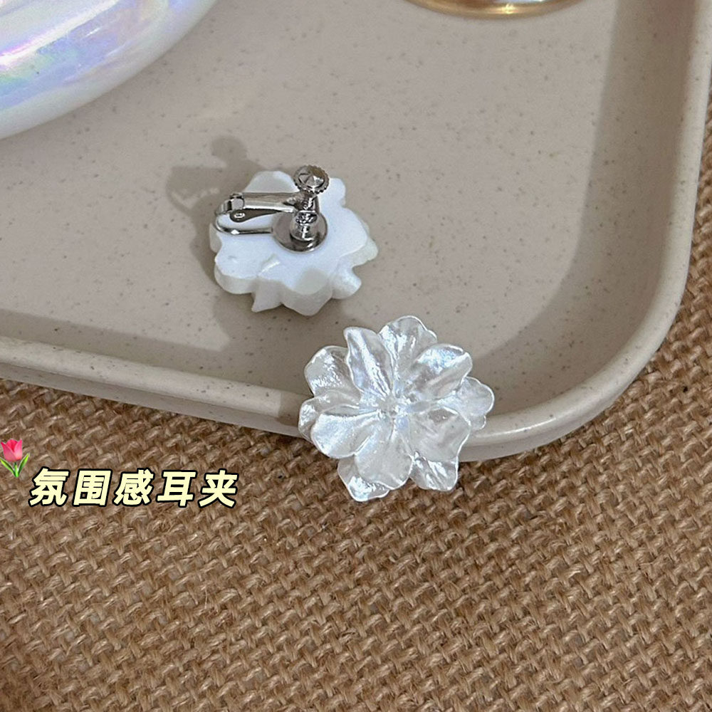 奶甜家赵露思同款纯欲氛围感白色山茶花螺旋耳夹耳环三亚度假耳饰