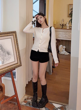 私服款难搞的一件重工克心十字银扣针织衫