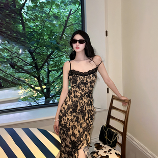 黑花蕾丝拼接碎花吊带连衣裙女性感复古长裙修身显瘦修身性感裙