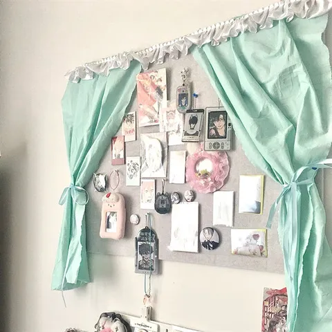 背景墙心感照片墙毛毡板卧室diy吧唧小卡同款窗帘氛围