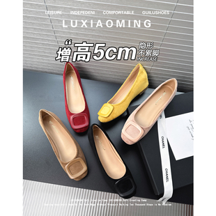 羊皮版~气质方扣平底通勤女鞋新款绒面圆头百搭小个子内增高单鞋