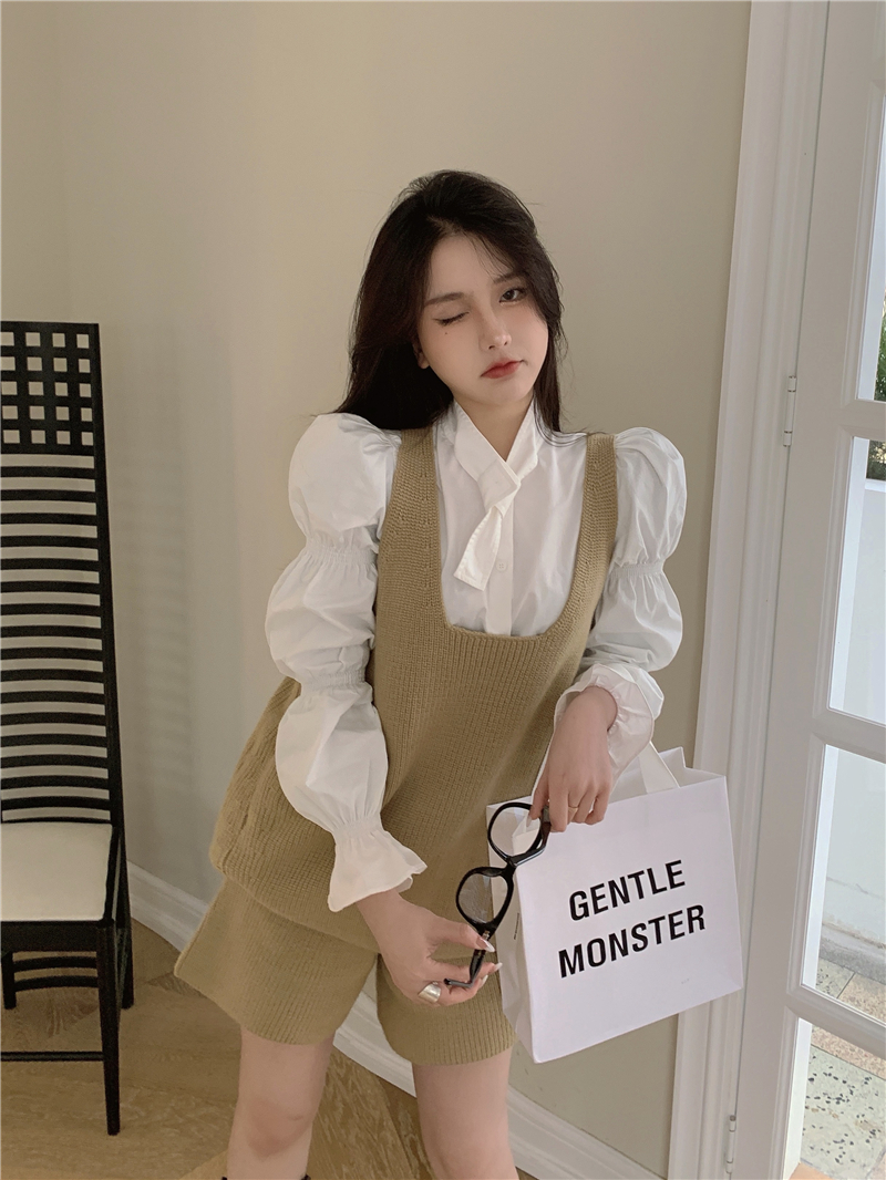 Real shot and real price double wearing magic treasure Khaki sweater vest vest Vest Jacket Set bubble sleeve lotus root sleeve white shirt