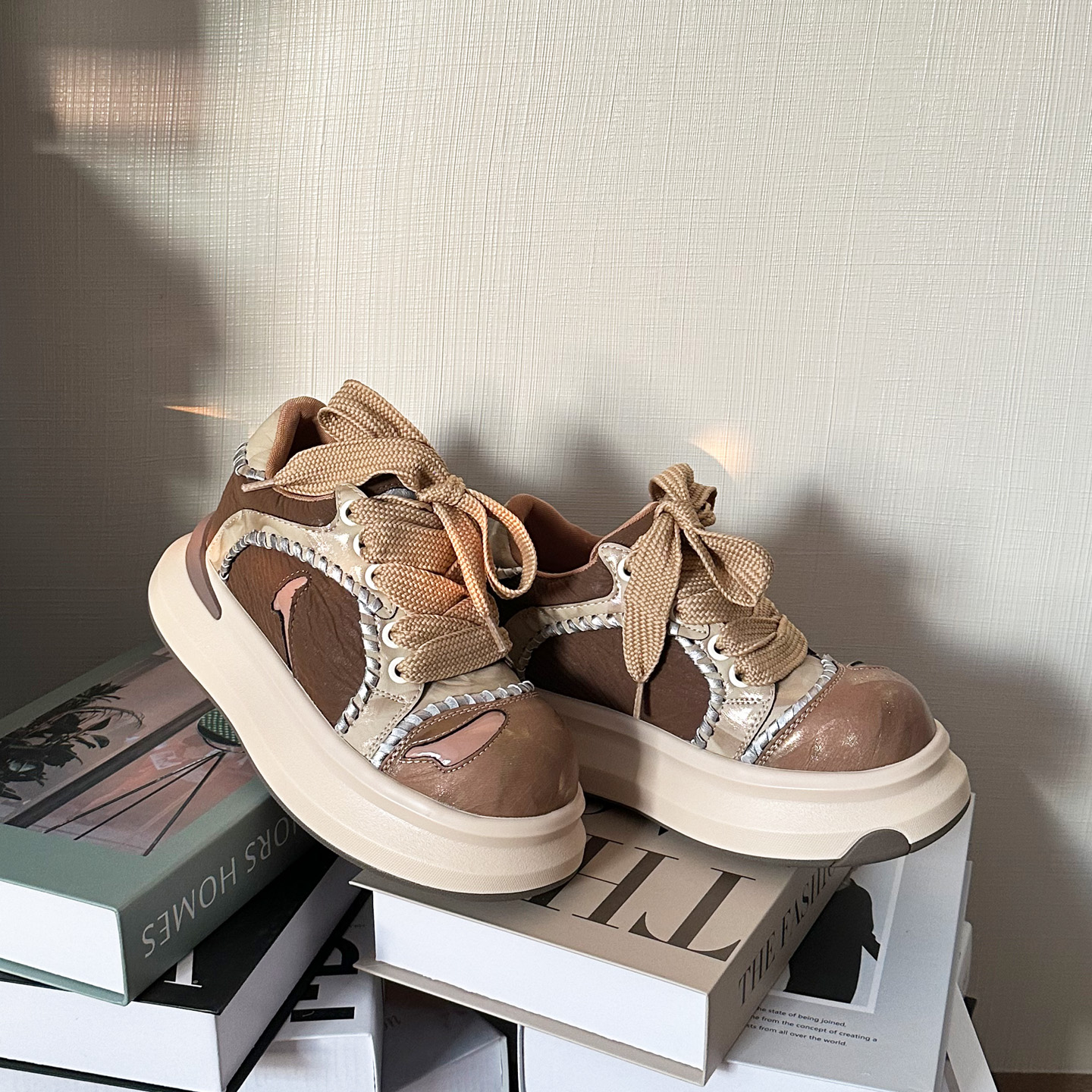 2025秋内增高8cm涂鸦拼色国潮休闲运动鞋面包大头舒适板鞋女