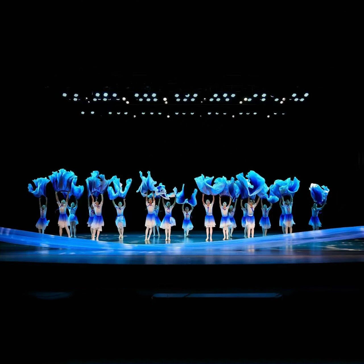海那边舞蹈演出服蓝色民族舞蹈演出服女表演服装舞台装节日庆典服