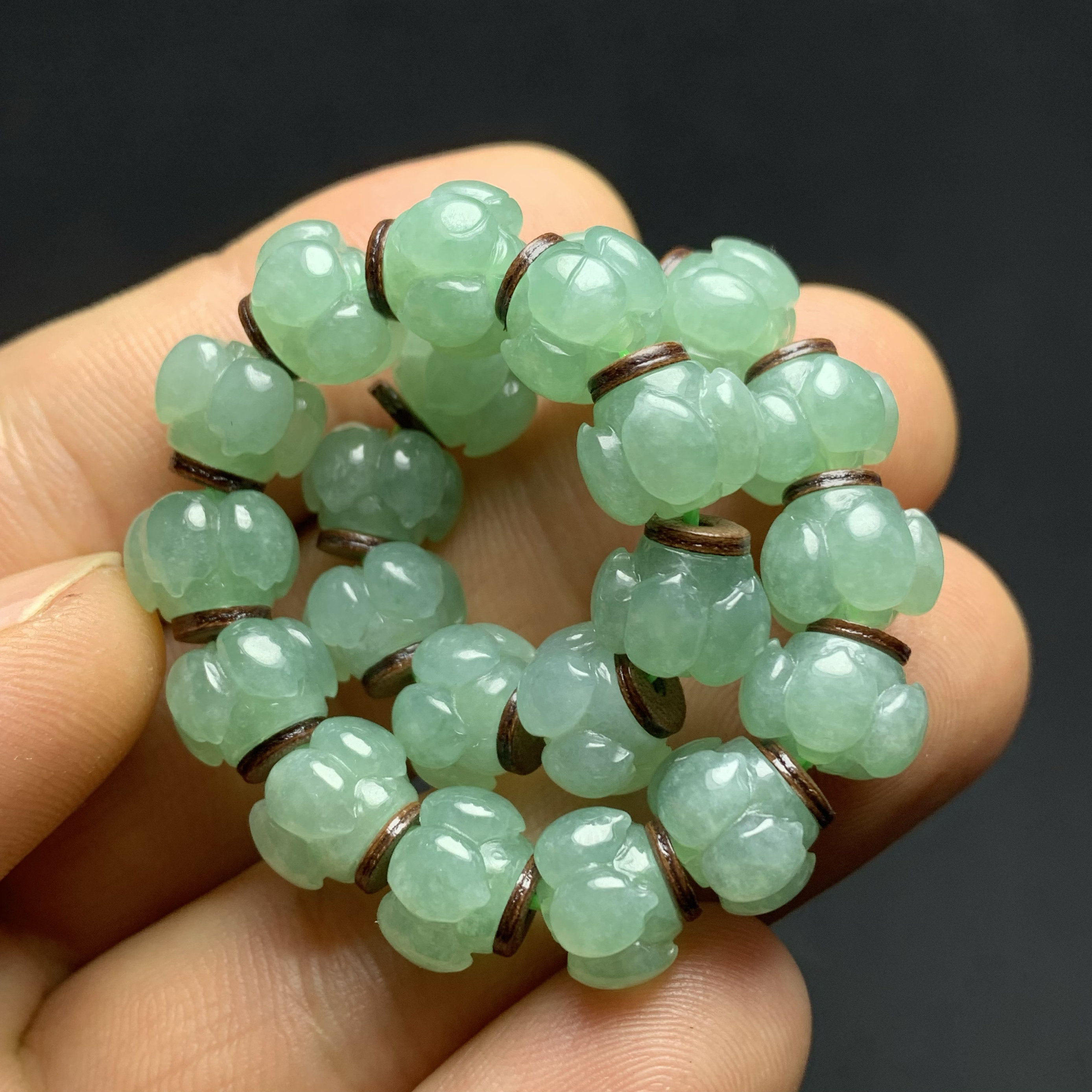 HR-370：天然A货缅甸翡翠晴绿莲花手串一条