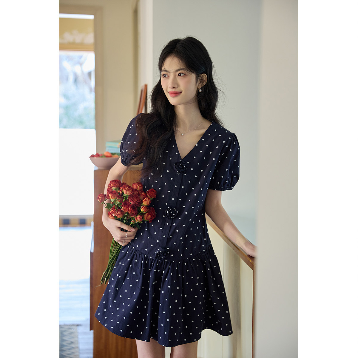 弥古复古蓝色波点连衣裙女2026夏季新款法式泡泡袖短裙设计感裙子