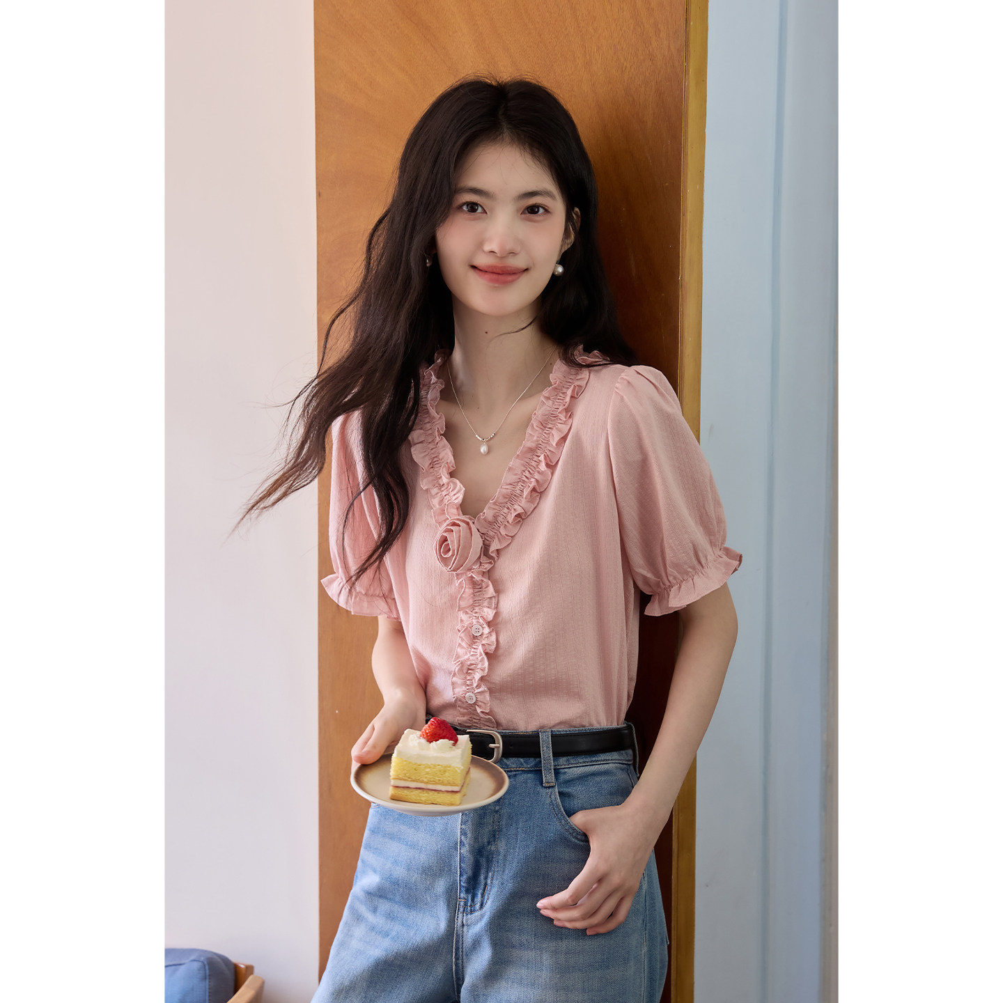 弥古粉色短袖娃娃衬衫设计感木耳边v领上衣女2026夏季泡泡袖衬衣