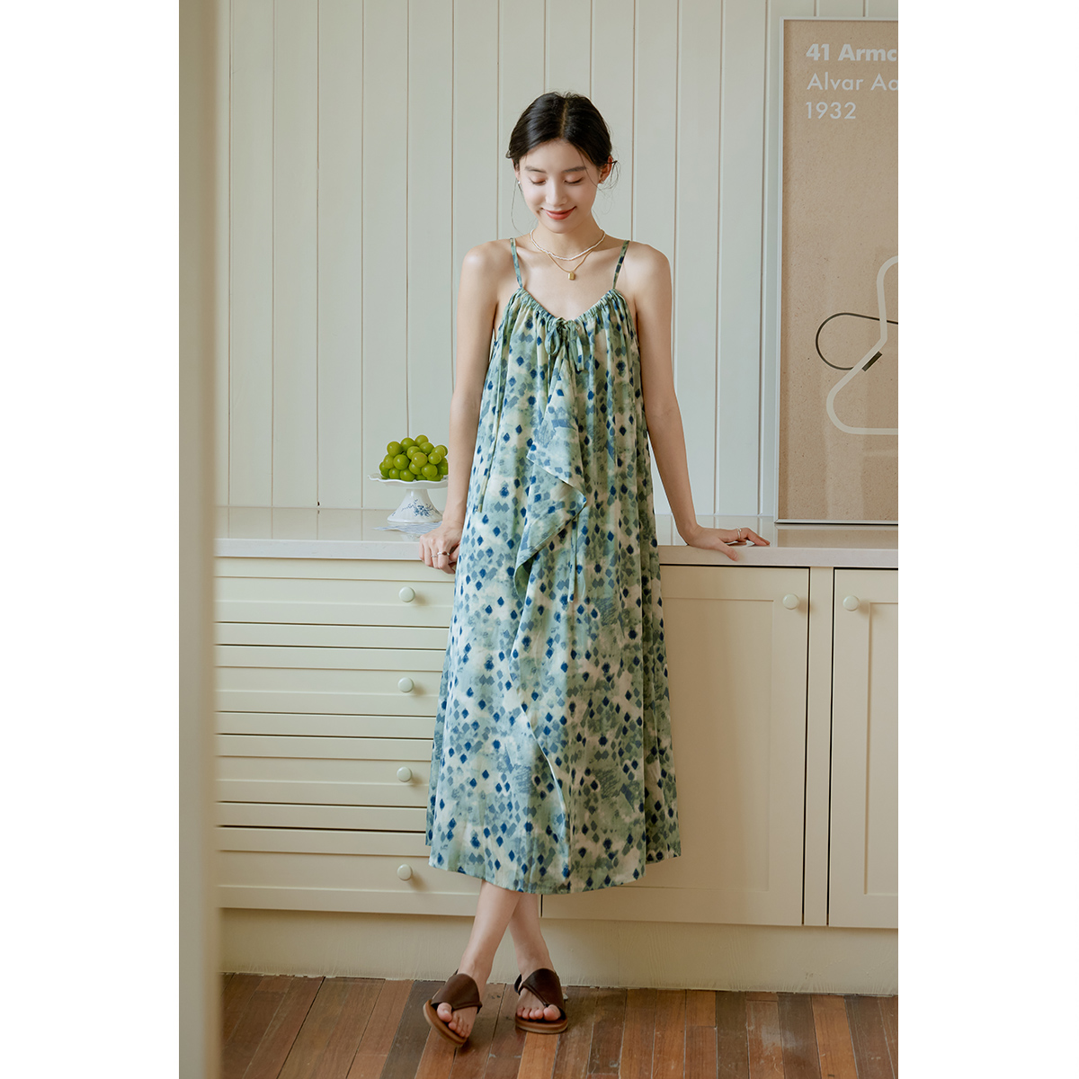 弥古绿色碎花连衣裙宽松法式度假吊带裙女2025夏季新款海边沙滩裙