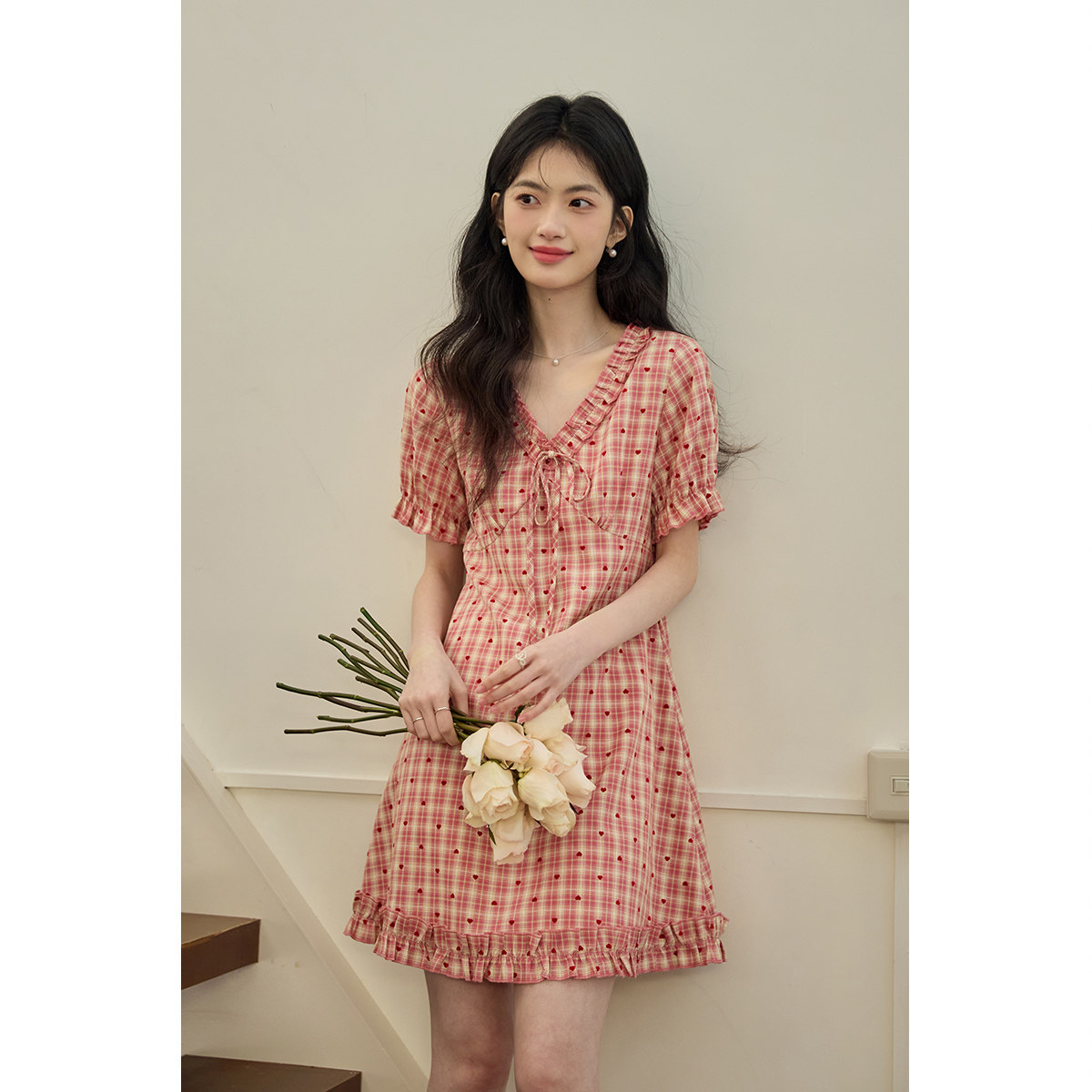 弥古短袖粉色格子连衣裙女2026夏季新款修身法式木耳边泡泡袖短裙