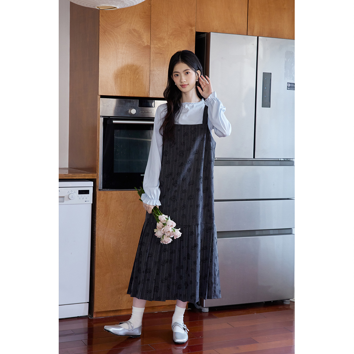 弥古灰色印花背带裙女高级感吊带无袖连衣裙2025春秋新款百褶长裙