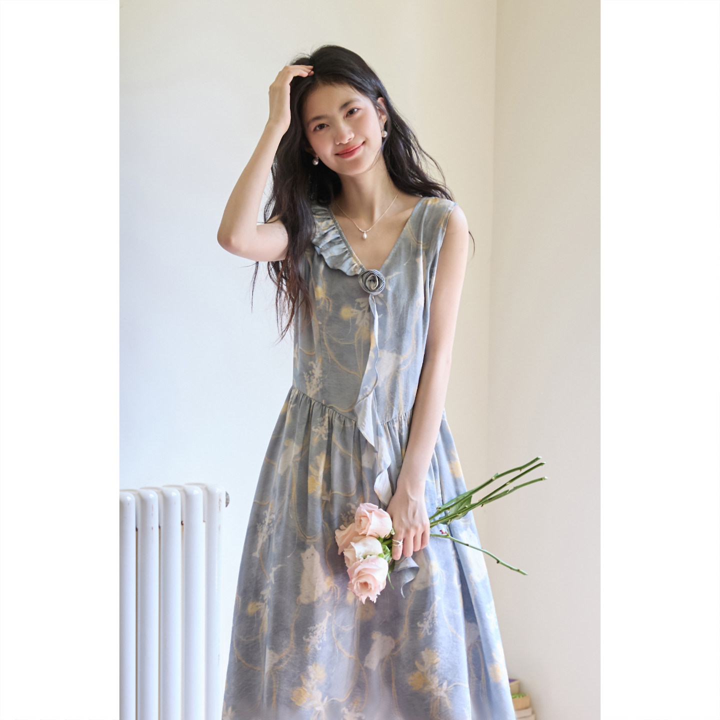 弥古蓝色碎花无袖背心裙女设计感v领连衣裙2026夏季新款度假长裙图片