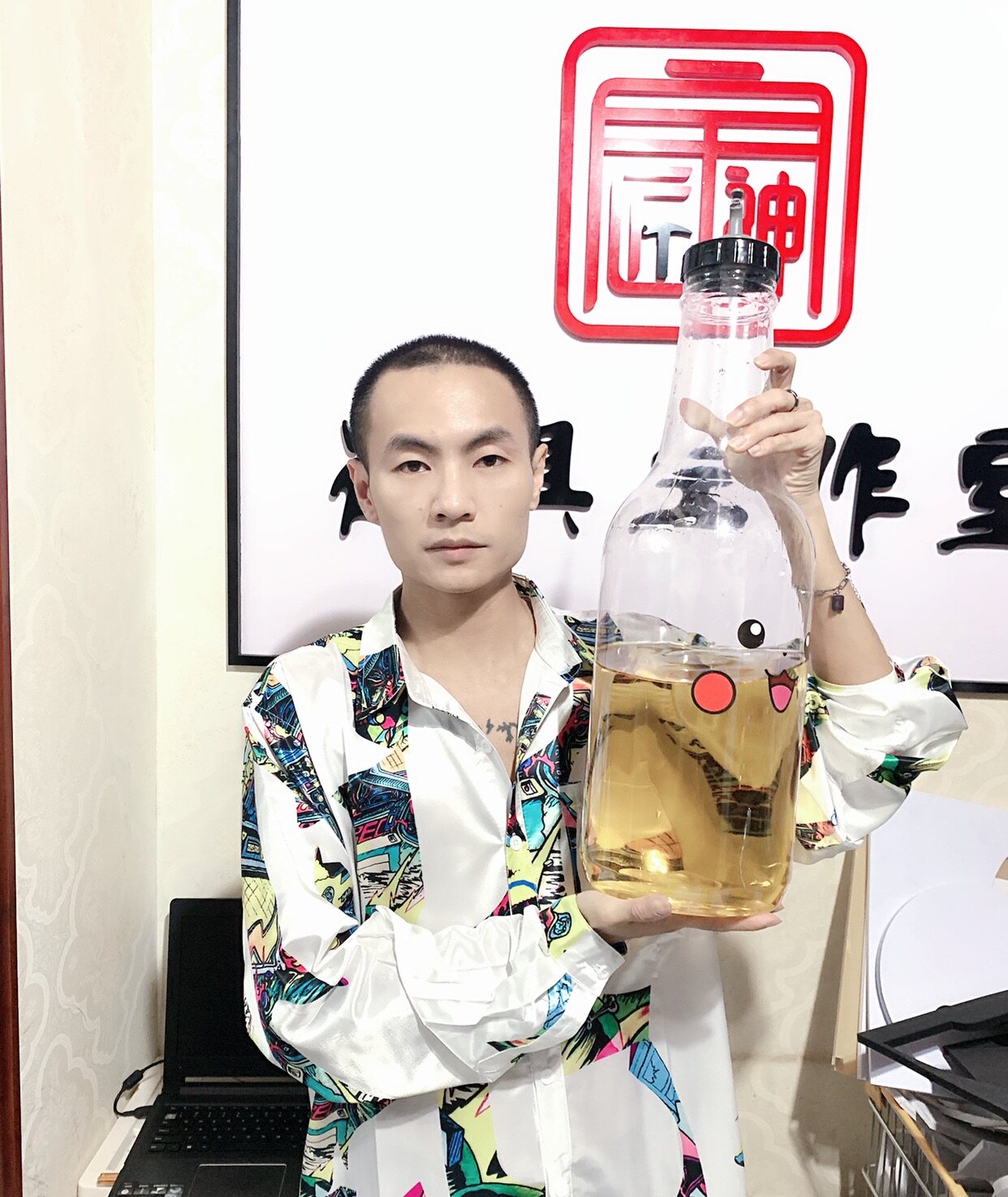 发光超级大酒瓶啤酒瓶gogo互动巡场道具喂酒器酒吧玩乐演出