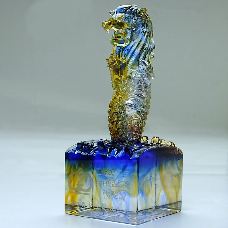 新加坡鱼尾狮纪念品摆件公司周年商务礼品定制logo送客户琉璃印章