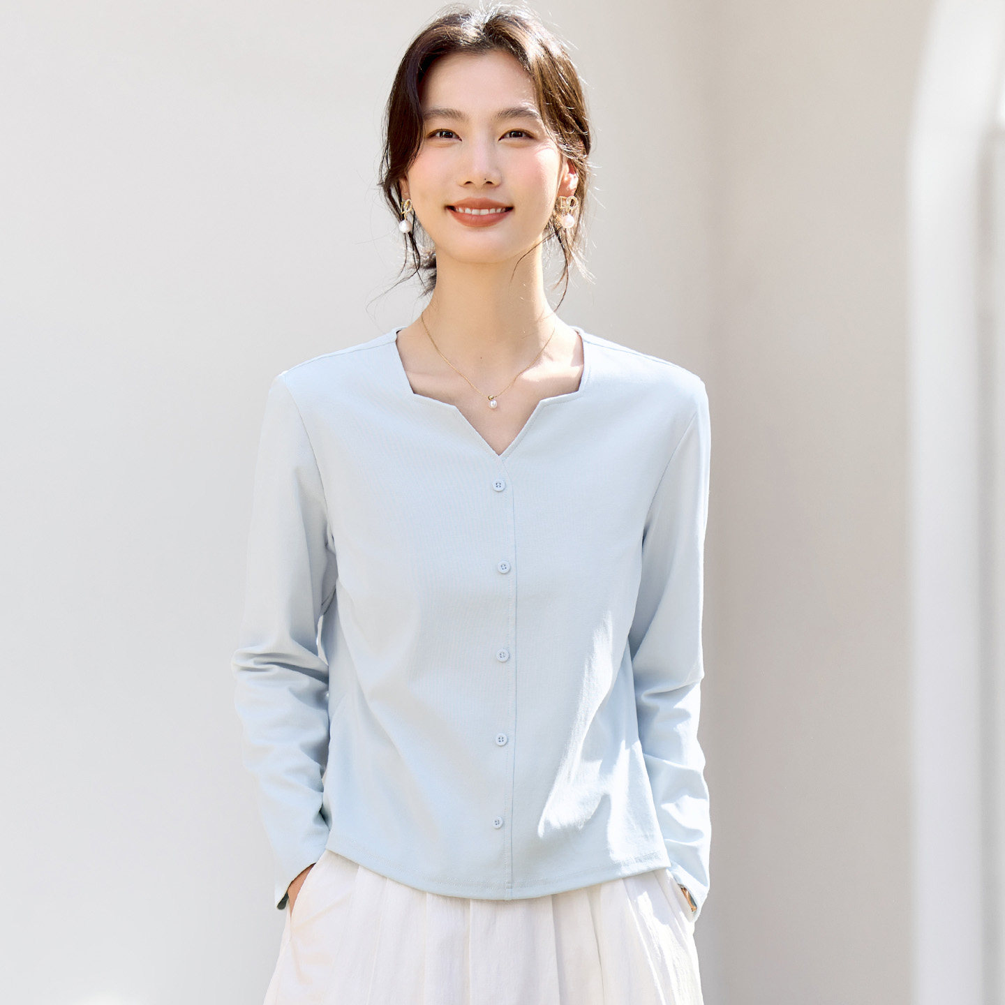 正肩v领长袖t恤女春秋内搭可外穿打底衫2026新款洋气修身蓝色上衣