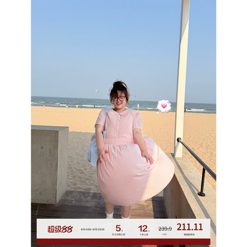 老章和小胖PONGKIKI重工粉甜连衣裙女夏微胖大码娃娃领收腰裙子