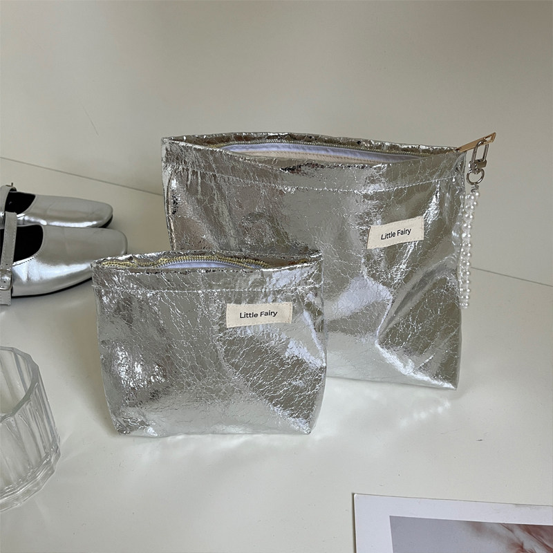 高级感银色防水手拿化妆包女便携大容量护肤品旅行洗漱包2025新款
