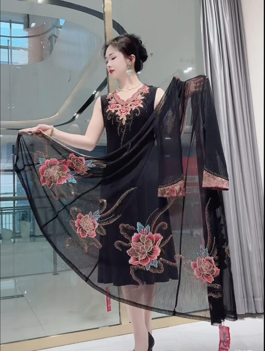 春夏高端薄款南韩丝中年妈妈刺绣花大码长款防晒外披风衣洋气外套