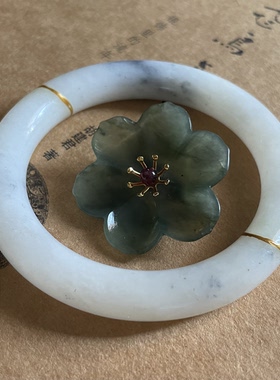旧物镶嵌之美。和田白玉青花金缮手镯碧玉花朵镶嵌胸针吊坠两用