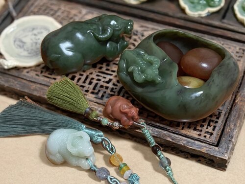 驱青牛，过雄关，函谷墨迹奇。和田碧玉生肖牛笔洗摆件流苏挂件