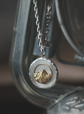 黄铜镀银复古圆牌高山吊坠手工山系山谷潮流高级感项链中性百搭款