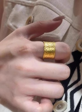 新款黄金色年轮戒指拉丝肌理感瑶林素圈指环老钱风气质简约食指戒