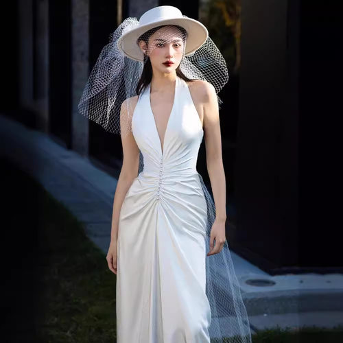 TZ3837法式白色轻婚纱褶皱连衣裙女夏性感收腰设计挂脖开衩礼服裙