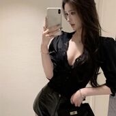 浪漫蕾丝拼接缎面短袖 衬衫 女设计感性感v领白色短款 法式 中袖 上衣