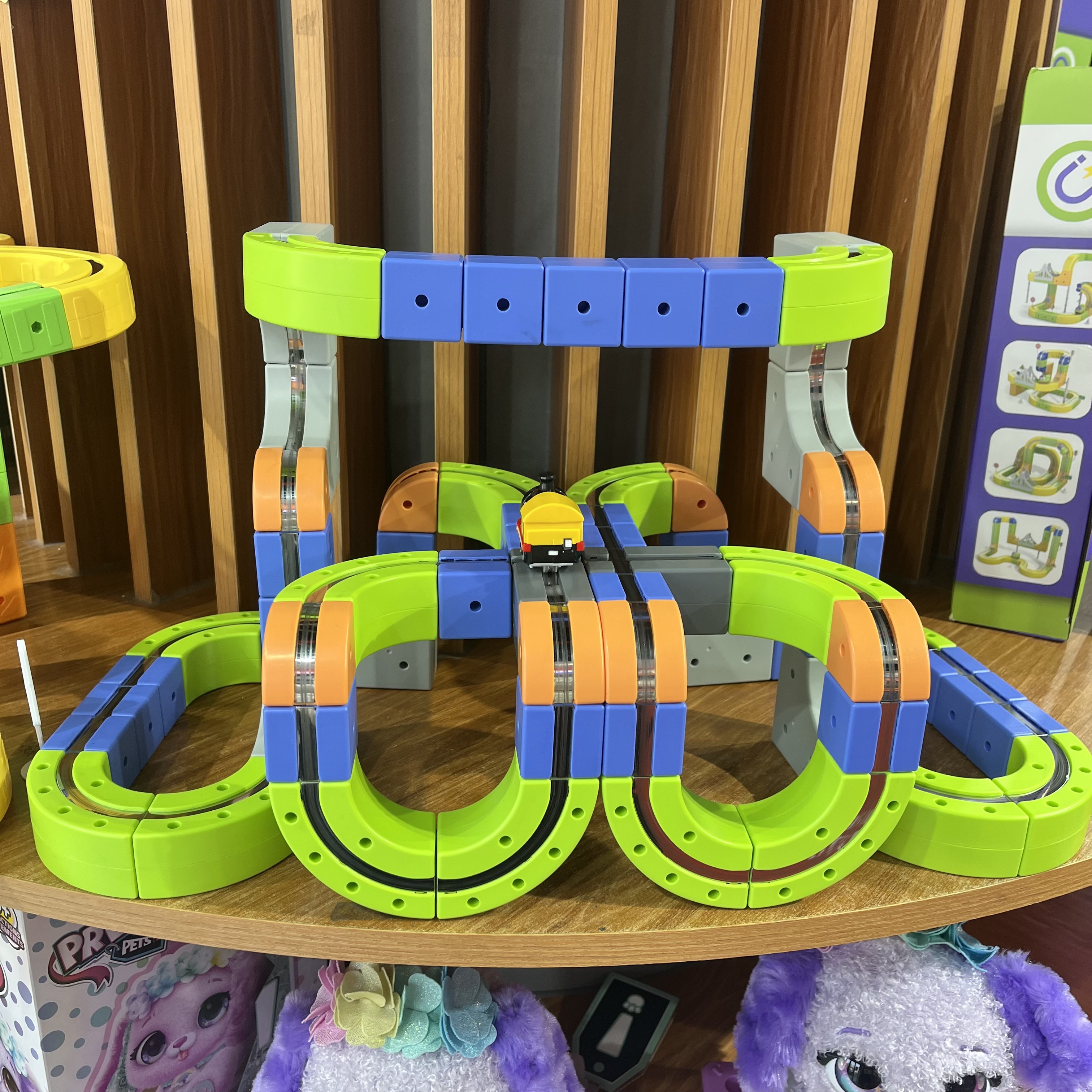 新款磁吸轨道火车玩具益智立体3D轨道电动玩具车模男孩玩具礼物