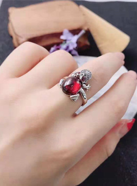 镶嵌招财复古金蟾开口石榴石戒指