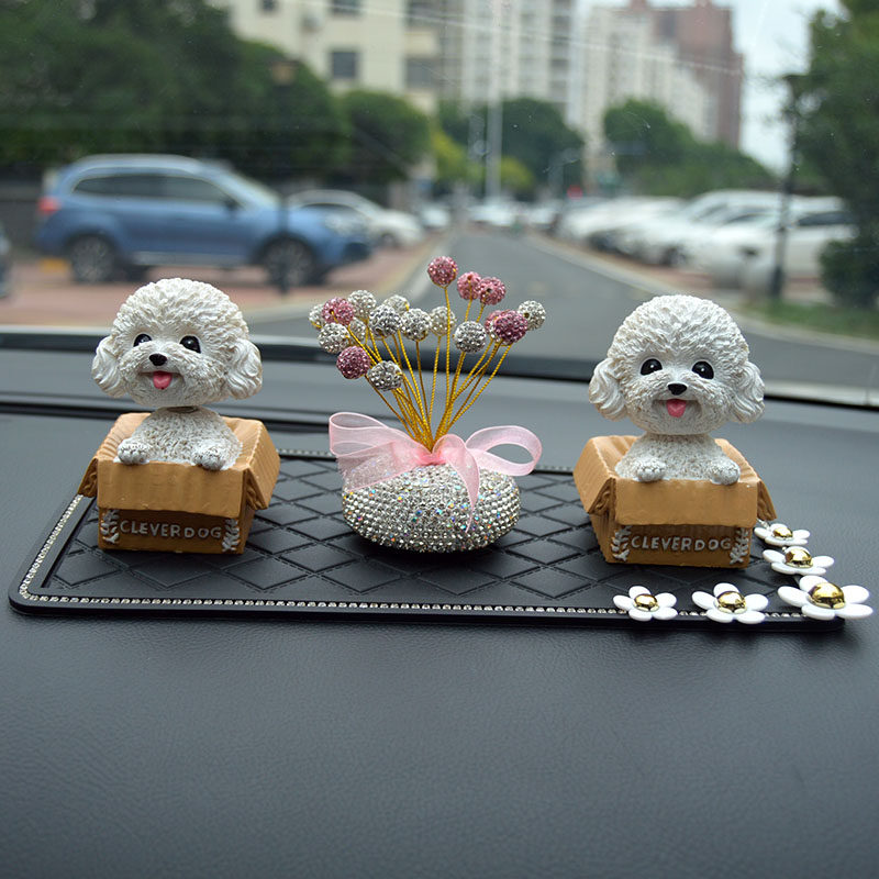 汽车摇头狗摆件创意可爱女神款车内饰品车载中控台上装饰用品大全