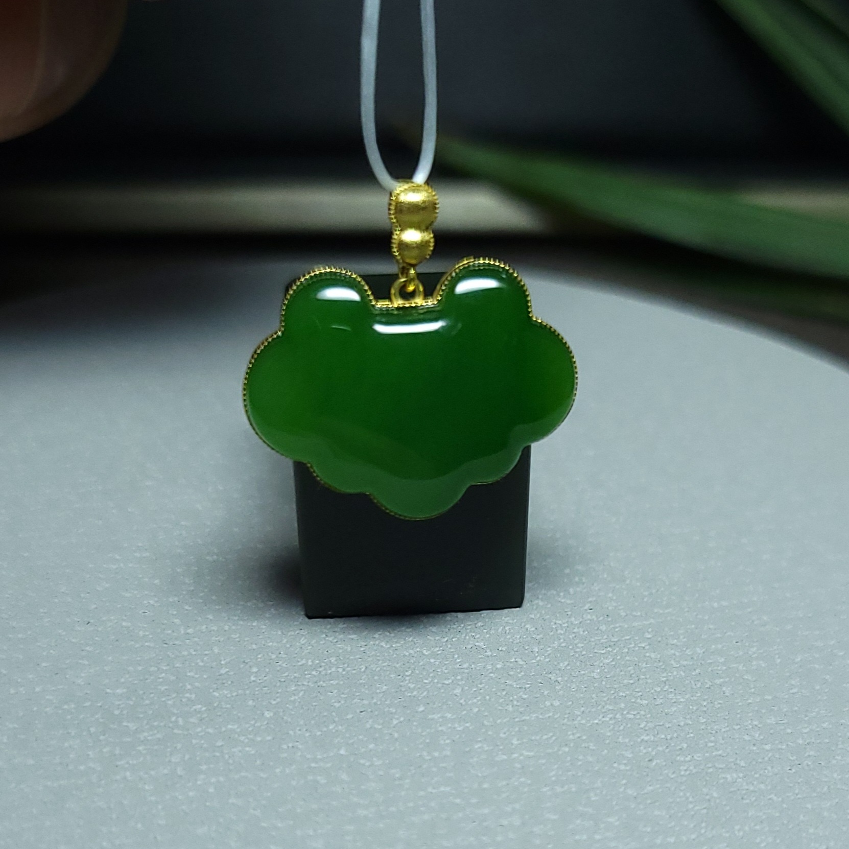 Z111903 2.4克，臻品·肉细冰润油亮色泽惊艳金镶玉碧玉如意锁