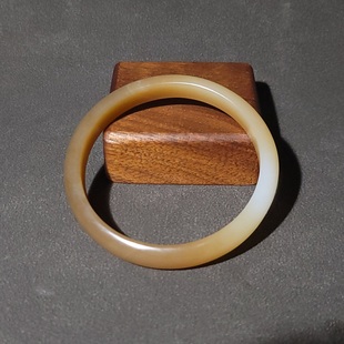 C012802新疆的猫20.2克糖色明亮玉质熟糯油腻的且末糖白手镯