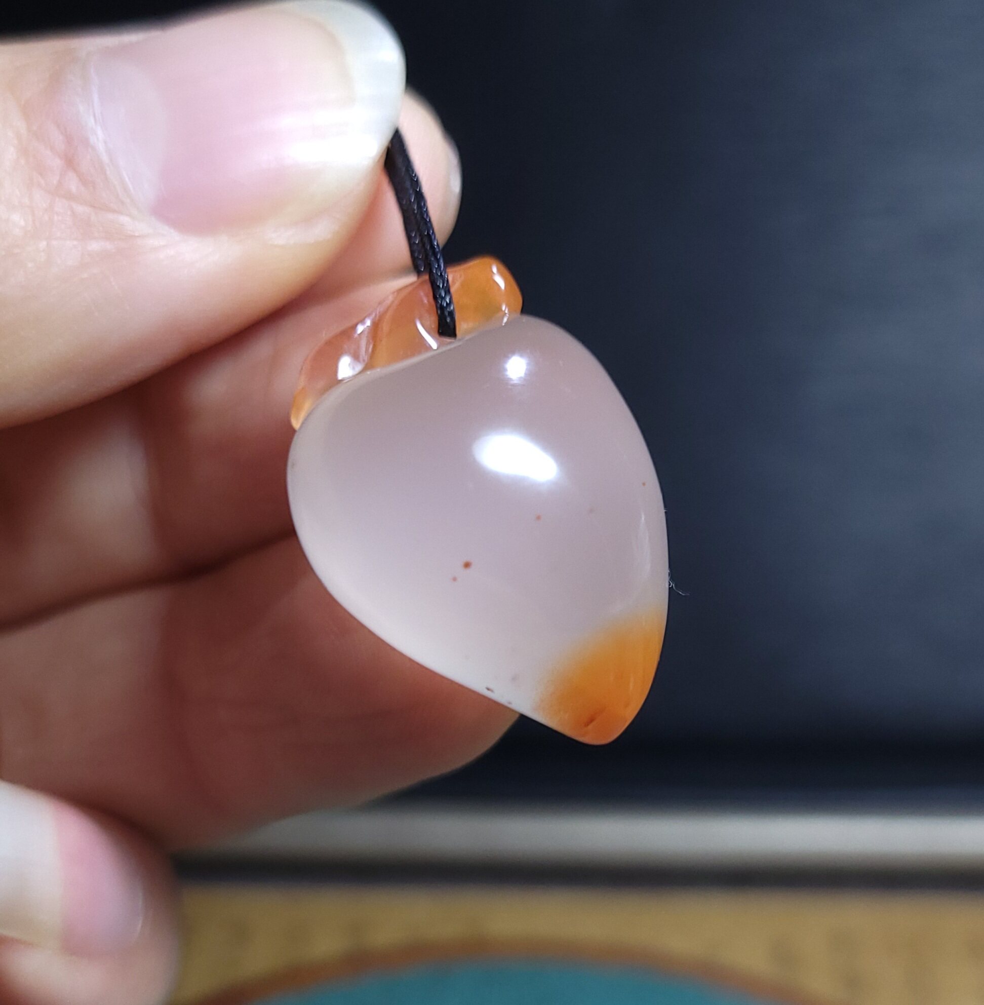 Z032001新疆的猫8.2克冰澈无结构起莹光俏色南红寿桃