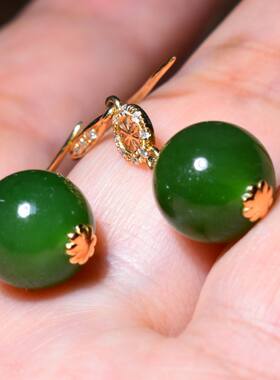 JJ031202新疆的猫3.8克造型精美的俄料碧玉18k金镶嵌圆珠耳坠