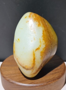 G012004新疆的猫159.6克大特点白+黄+翠三色黄白玩籽和田玉