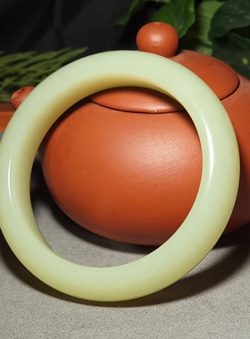 L122503 83.8克，内径60mm色调油亮质感油润的老坑俄料黄口玉手镯