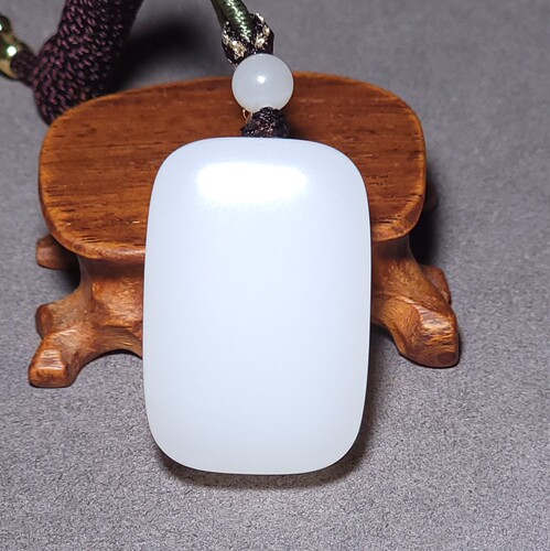 L040304 新疆的猫20.3克，白度浓郁青海野牛沟三高羊脂白玉平安牌