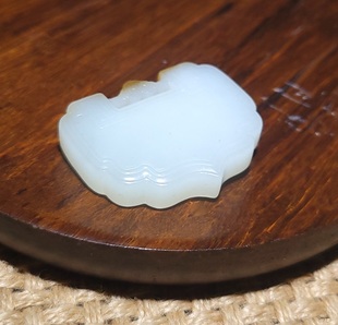 新疆 24.0克惊艳蜜油糖细润俄糖羊脂白玉如意锁挂件 猫YQ120206