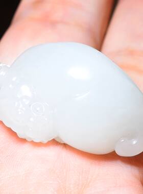 JJ031808新疆的猫14.3克含绳熟糯油糯和田玉白玉籽料貔貅挂件