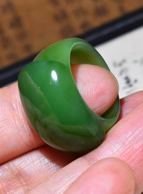 新疆的猫JJ122514  7.5克内径18mm色调油亮的阳绿色碧玉扳指