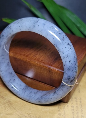 新疆的猫Z111306 70.0克R57顶细高油脂感留皮白玉底点墨籽料手镯