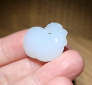 zg030603 新疆的猫6.6克高油脂感细润的且末料羊脂白玉生肖鸡雕件