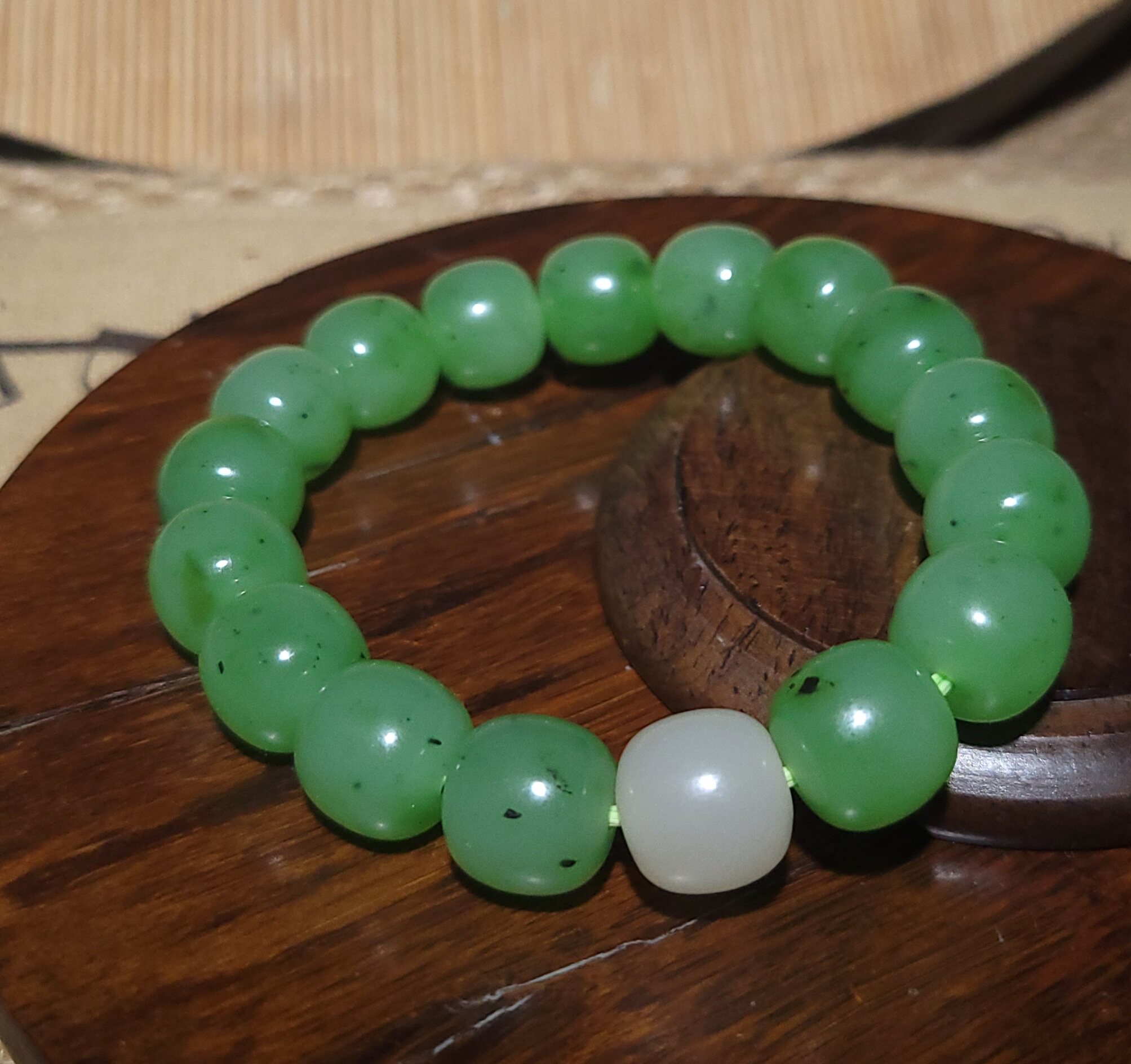 YQ022803 新疆的猫49.8克和田玉俄料乌兰海苹果绿老型珠手链