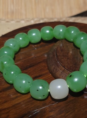YQ022803 新疆的猫49.8克和田玉俄料乌兰海苹果绿老型珠手链