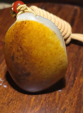 YQ112101 35.1克面满挂洒红皮极熟极细的白玉籽料随型无事牌