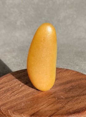 新疆的猫C122002 14克，黄灿灿美感十足黄沁皮挂件籽